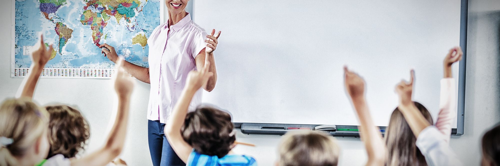 Opettaja opettaa lapsia ja ääni kestää paremmin